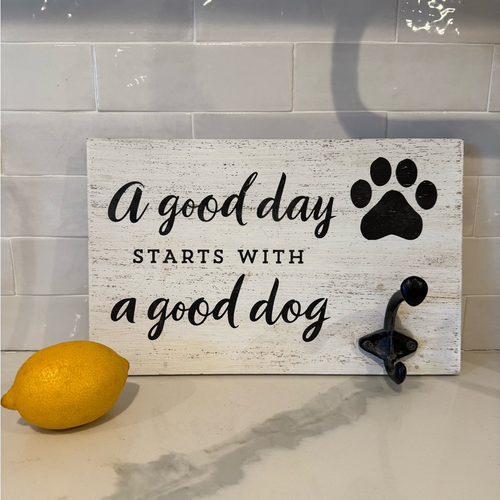 Dog decorative piece with hook for leash 🐕